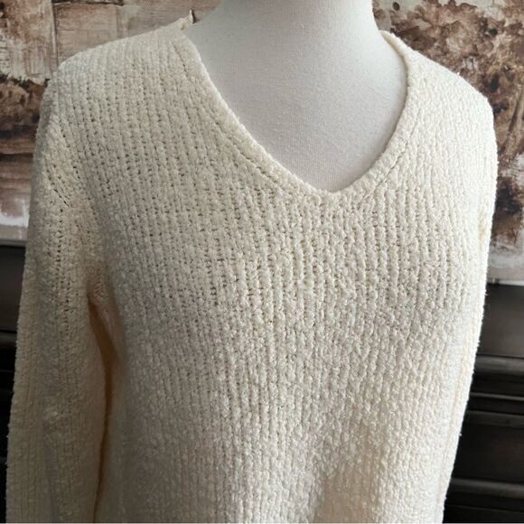 Liz Claiborne Cream V-neck Oversized Sweater size Medium - Picture 4 of 8